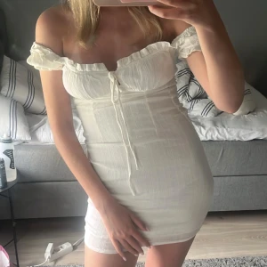 Vit klänning /topp - Från BikBok. Det är en klänning men som man kan vika upp till en topp som ni ser på bilderna!! Man kan även ha ärmarna uppe elr off shoulder. Snöret kan va knytet eller uppknytet!! Skriv vid frågor !!❤️❤️(använd en skolavslutning)