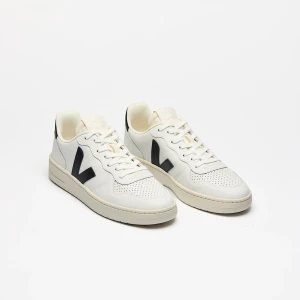 Vita sneakers från Veja med svart V - Stilrena vita sneakers från Veja med svart V-logga på sidan. Perfekta för en clean och modern look. Skorna passar båda kille och tjej. Storlek 37 och bara använda några få gånger. För fler frågor är de bara att skriva. Ny pris 1920 kr!!💗