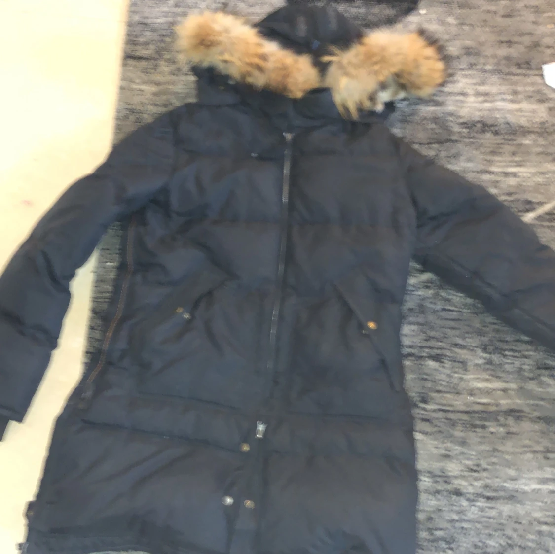 Svart Parajumpers dunjacka med fuskpäls