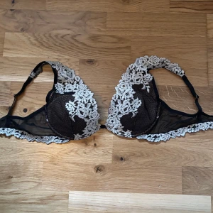 Intimissimi bh💘💘 - Jättefin bh från intimissimi. Jag har klippt bort lappen, men den är i storlek 75B 💗💗