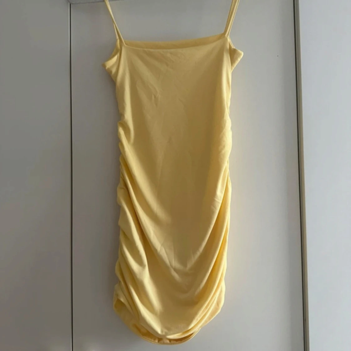 Gul kort klänning med drapering - 1