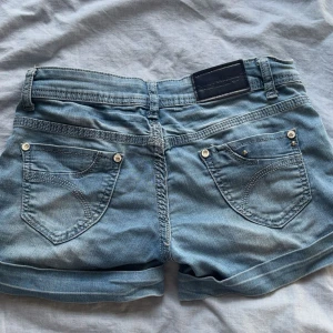 Lågmidjade shorts!! - Skit snygga jeans shorts som är låga i midjan! Midjemåttet är 37 men väldigt stretchiga! Dem är 26 cm långa på längden😊endast testat på!!!