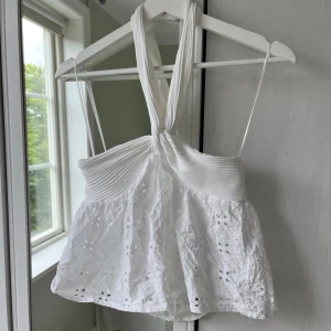 Somrig Zara topp - Halterneck topp från Zara, köpt på vinted. Lappen är bortklippt men den jag köpte av skrev att det är storlek S