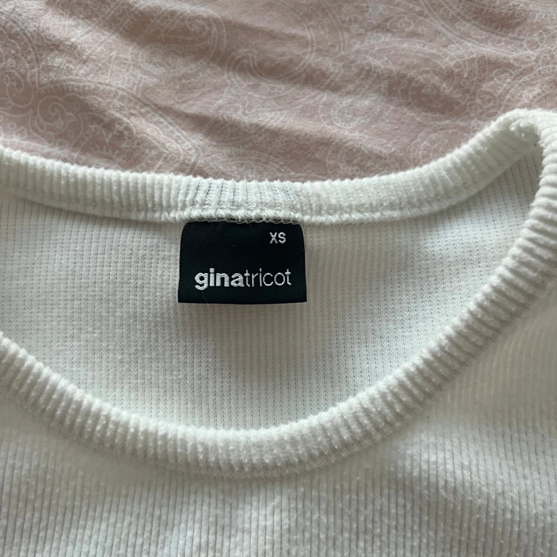 Vit ribbad topp från Gina Tricot - 1