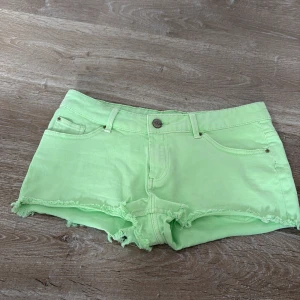 Mintgröna jeansshorts från Anna Denim - Snygga mintgröna jeansshorts från Anna Denim i storlek 36. Säljer den pågrund av att den är alldeles förstora för mig💕