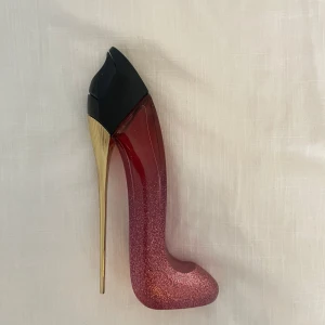 Carolina Herrera Very Good Girl Glam - Parfymflaska formad som en högklackad sko i glittrande rosa glas med guldfärgad klack och svart topp. Flaskan rymmer 80 ml och är riktigt snygg som inredningsdetalj. Doften är feminin och lyxig, perfekt för dig som gillar statement-flaskor. Kostar runt 1000kr 