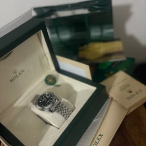 Lyxigt klocka  - Helt ny lyxigt klocka. Storlek 36 mm. Allt följer med påse,box,garanti och allt annat