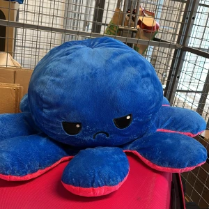 Stor reversible Octopus  - Sälje ren stor mysig reversible octopus, i färgen rosa och blå. Denna kom som vinst från Furuvik, men på grund av flytt behöver jag tyvärr sälja