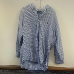 Blårandig polo Ralph lauren skjorta  - En snygg blårandig polo Ralph lauren skjorta i bra skick. Passar som en M/L.