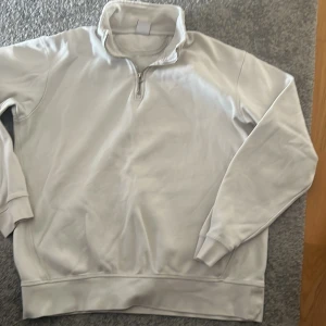 Vit fleece-tröja med half zip från Zara - Säljer en vit fleece-tröja från Zara med halv dragkedja och hög krage. Tröjan är mjuk och har lång ärm, perfekt för kyliga dagar. Enkel och stilren design som passar till det mesta. Fodrad insida i mysig fleece.
