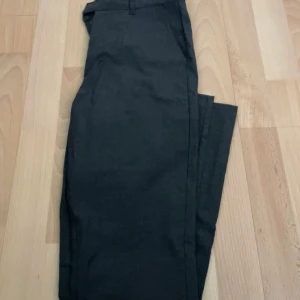 Mörkgrå kostymbyxor från Next School - Säljer dessa oanvända kostymbyxorna då de var köpta för små. Storlek XS. 