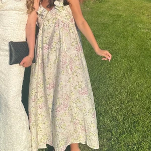Blommig långklänning hm - Super snygg populär blommig långklänning från hm. Väldigt eftertraktad. Köp direkt för 400!🩷