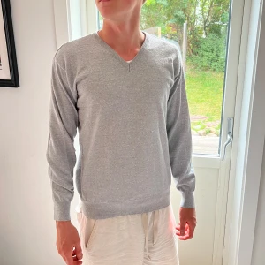 Grå v-ringad tröja Scandinavian Golf - Säljer nu en fet pullover som passar perfekt på banan⛳️. Bara att skriva ifall du har någon fråga :)