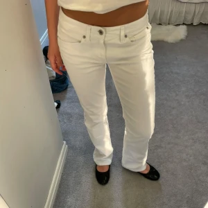 Vita lågmidjade jeans - Skiiiiit snygga lågmidjade bootcut vintage jeans!! Köpta i Köpenhamn, så himla användbara!!!❤️‍🔥❤️‍🔥