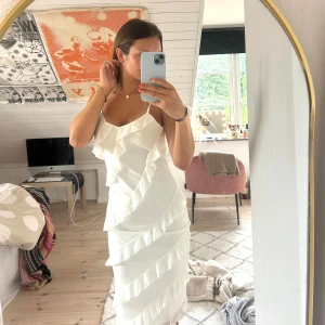 Lång volang klänning - Vit volang klänning som aldrig är använd , perfekt sommarklänning 😍😍🤍🤍