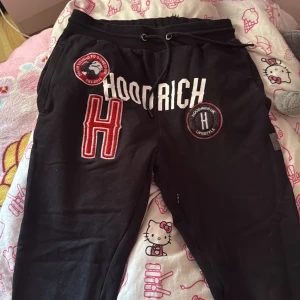 Svarta Hoodrich mjukisbyxor med patchar - Svarta hoodrich byxor storlek XS använder inte längre.