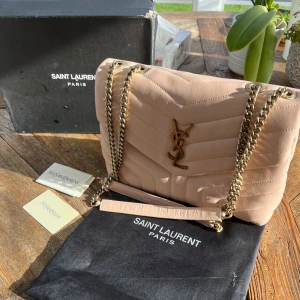 Ysl väska  - Super snygg väska som inte kommer till användning längre🩷 Skriv privat för fler bilder. Finns en liten defekt i högra hörnet men inget som syns, därav det billiga priset . 