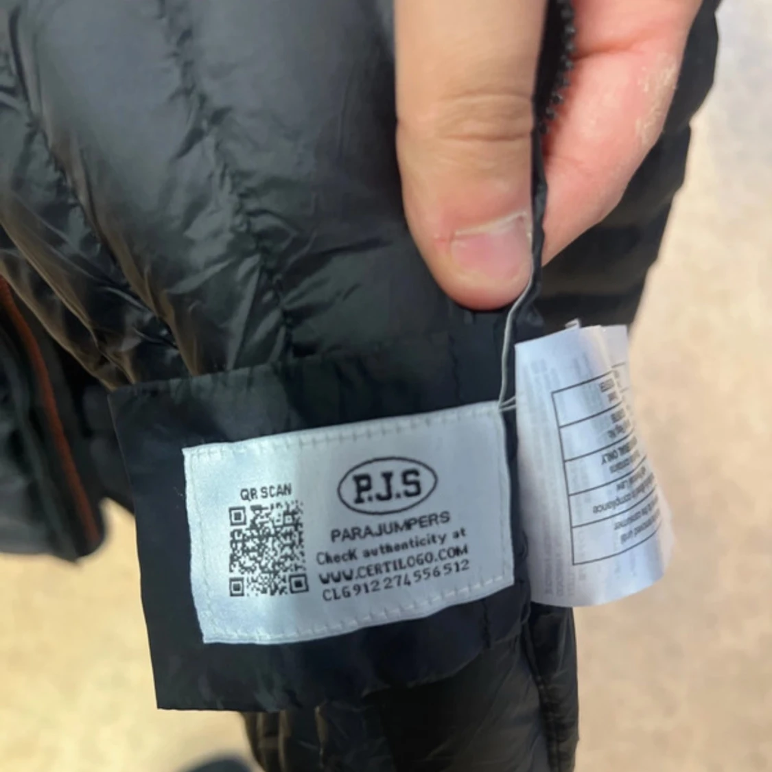 Svart dunjacka från Parajumpers M - 1