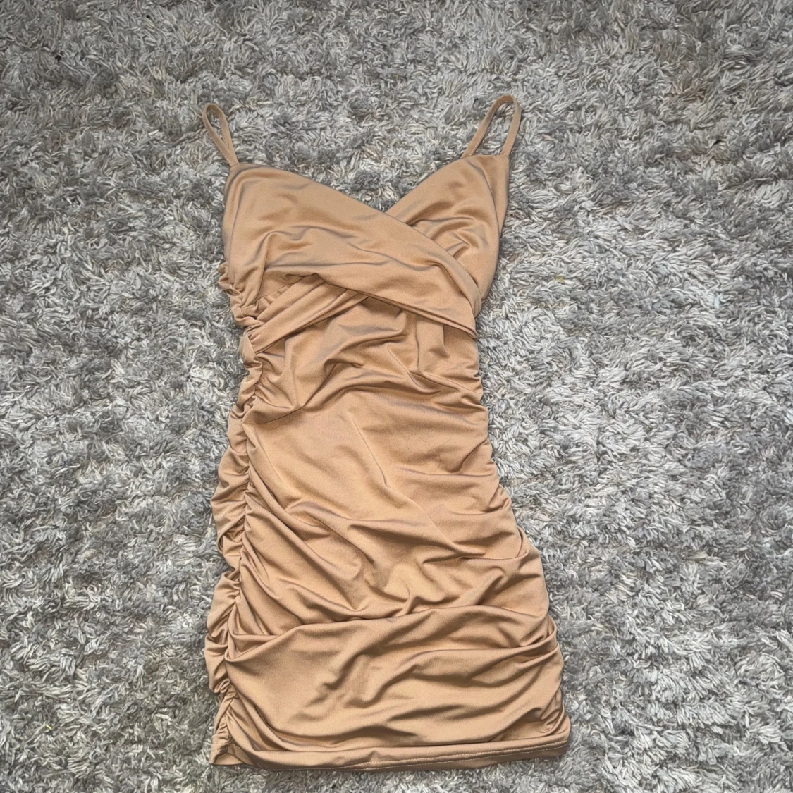 Beige omlott kortklänning med rynk