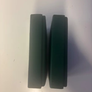 Phillipe o plånbok - Två gröna böcker med hårda pärmar, fotograferade ovanifrån. Inga titlar, författarnamn eller andra detaljer är synliga på denna bild.