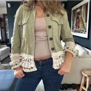 Populär zara jacka  - Säljer nu min populära zara jacka, så sjukt snygg och i fint skick, köpte för 800 (lånade bilder)