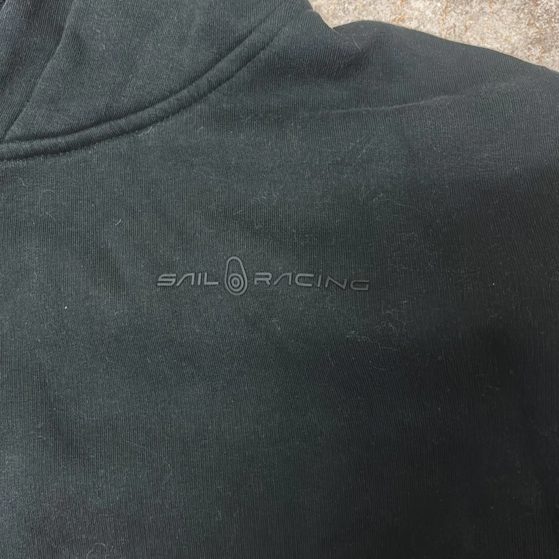 Svart hoodie från Sail Racing - 1