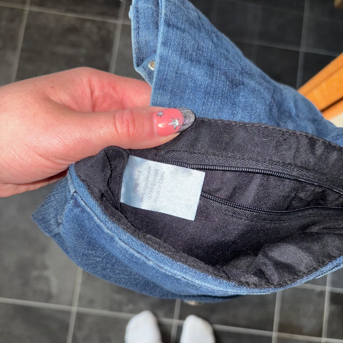 Jeans axelväska med volang och nitar - 4