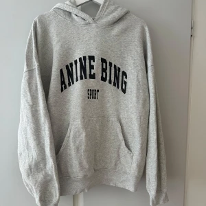 Anine Bing Hoodie (Harvey) strl. S - Den klassiska hoodien från Anine Bing:) Storlek small men oversize i modellen! Slitningarna är en del av designen.  Inga synliga tecken på användning, väldigt bra kvalité. Köptes för ca 1.5 år sen i Norge för 2500kr om jag inte minns fel:) 100% bomull, o 1100kr exklusive frakt:)