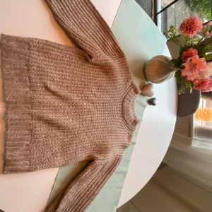 Beige stickad tröja  - Mysig beige stickad tröja från 157 med grovstickat mönster och ribbade muddar vid ärmslut och nederkant. Tröjan har rund halsringning och lång ärm, perfekt för lager på lager under kyliga dagar. Pris går solklart att diskutera!❤️