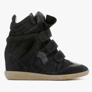 söker Isabel marant skor  - söker svarta Isabel marant skor!! I storlek 37-38 dam. Jag kan betala ca 1800 men priset kan diskuteras. 💞 skicka gärna en bild på dom på!