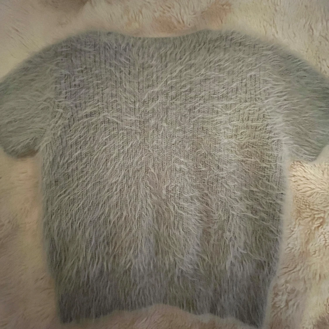 Grå fluffig kortärmad tröja från Zara - 1