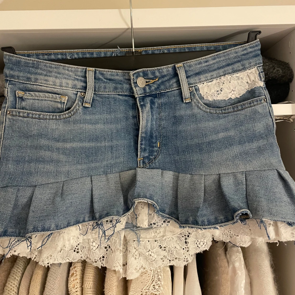 Levi's jeanskjol med volang och spets😍 - 2