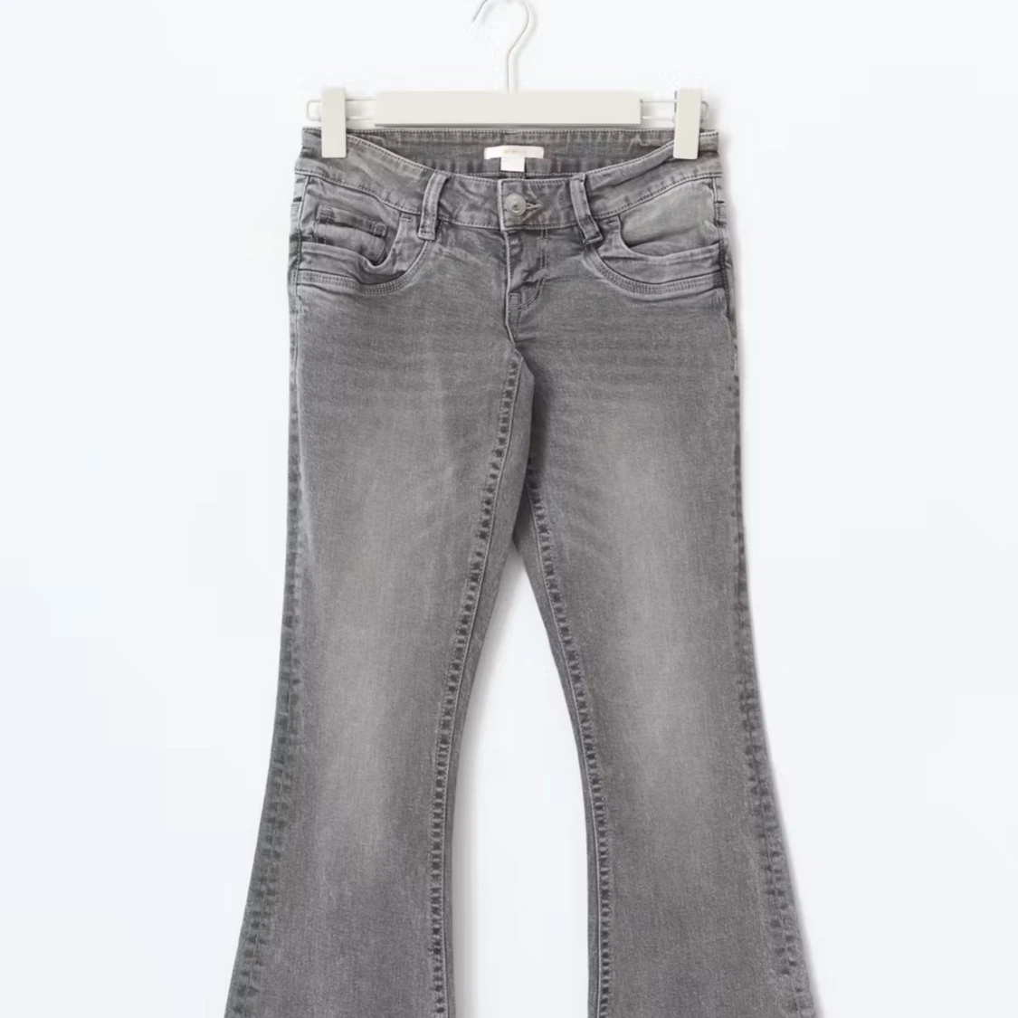 Grå bootcut jeans från Gina Tricot
