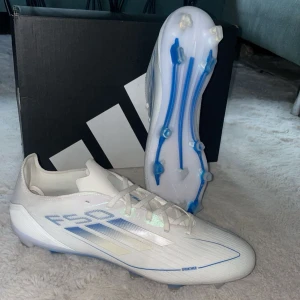 F50 pro   - Helt sprillans nya Adidas F50 PRO, säljes för extra bra pris då jag vill bli av med dom! Hör av er vid frågor och funderingar! 