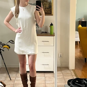 Vit kortklänning med volangärmar - Supersöt vit klänning med dubbla lager så inte alls genomskinlig. Står storlek 38 på lappen men passar mindre också. Finns möjlighet att mötas upp i Stockholm 🩰🤍