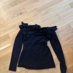 Svart offshoulder topp med volang - Jätte söt svart offshoulder topp i storlek xs/s