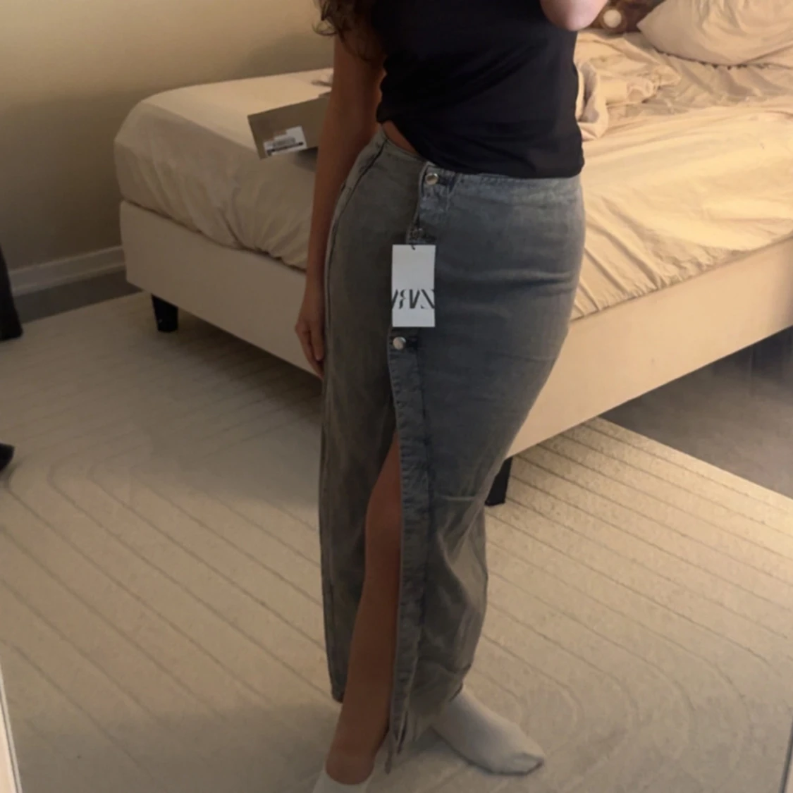 Grå jeanskjol med slits 