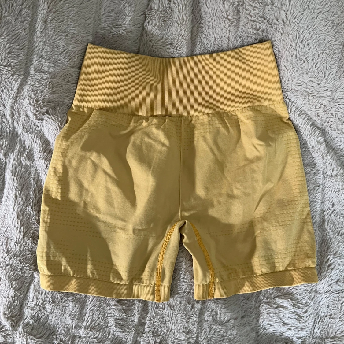 Gula seamless shorts från Gymshark - 2