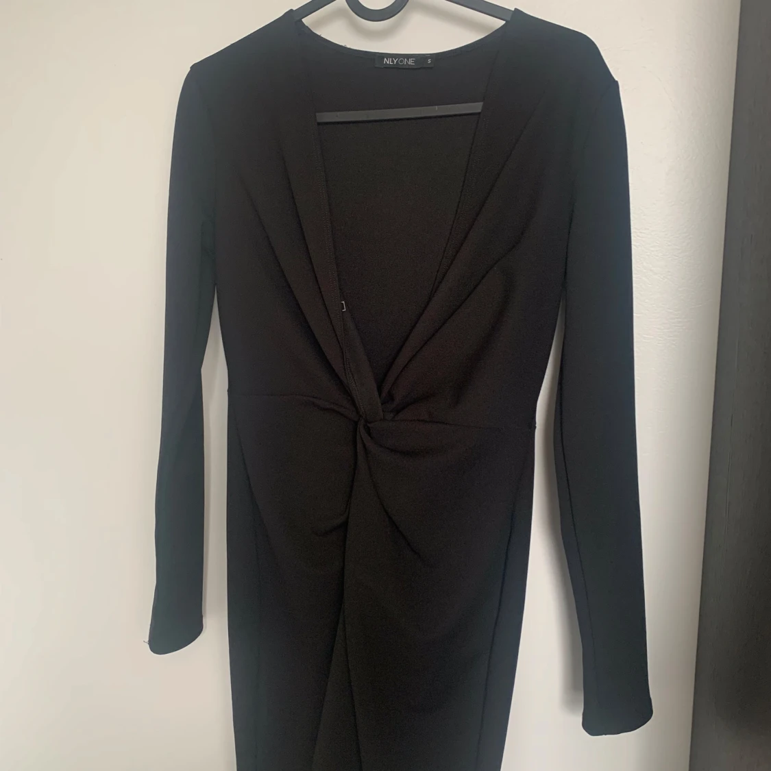 Svart omlottklänning från NLY One