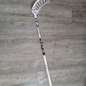 Salming Composite Q2 96cm F29 Right Innebandyklubba - Säljer en 96 cm innebandyklubba från Salming. Knappt använd, så mycket bra skick. Modellen är Composite Q2 och den har 29 flex. Klubban är för rightare. Klubban har ett vitt Q2 blad på. Klubban finns i Hagfors, men kan mötas i Karlstad eller frakta den.