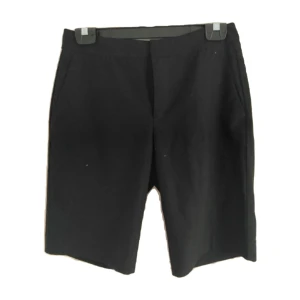 Svarta klassiska shorts - Stilrena svarta shorts med raka ben och diskreta fickor fram. De har en klassisk passform och är perfekta för en clean och enkel look. Materialet känns som bomull eller polyester och midjan är normal. Passar dig som gillar minimalistisk stil.