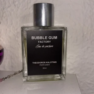 Bubble Gum Factory Eau de Parfum 50ml - Bubble Gum Factory Eau de Parfum från Theodoros Kalotinis. Parfymen kommer i en stilren, fyrkantig glasflaska med silverfärgad kork och svart etikett. Innehållet är ljusgult och flaskan rymmer 50 ml. Perfekt för dig som gillar söta och lekfulla dofter. Som sockervadd bubbelgum och jordgubb 