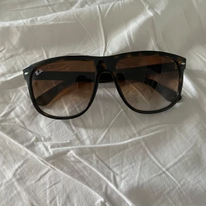 Ray-Ban Boyfriend solglasögon  - Säljer ett par sköna RB4147 brillor! | Mycket fint skick förekommer någon jätte liten repa man inte direkt ser eller som stör användning! | Utan fodral. | Ställ gärna frågor innan du köper!