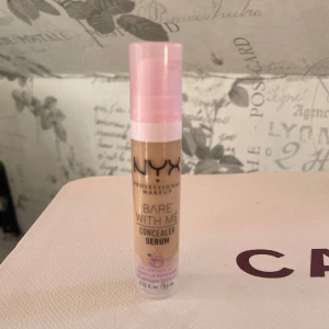 NYX Bare With Me Concealer Serum - NYX Bare With Me Concealer Serum. Säljer pågrund av att jag köpte fel färg! Bara testad fåtal gånger så de finns mycket produkt kvar! I färgen vanilla! Den har bra teckning, och är väldigt fin på huden! Köpt för 170 kronor 💗💗