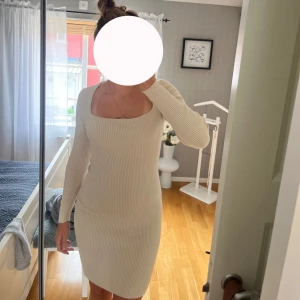 Ribbad beige klänning Twist & Tango - Superfin ribbad beige klänning från Twist & Tango med lång ärm och fyrkantig ringning. Modellen är tight och kort. Säljs då den inte kommit till användning.