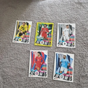 Match Attax fotbollskort - Samling med fem Match Attax fotbollskort med coola spelare från kända lag som Liverpool, Bayern München och Manchester City. Perfekt för dig som älskar fotboll och vill utöka din samling eller byta med vänner!