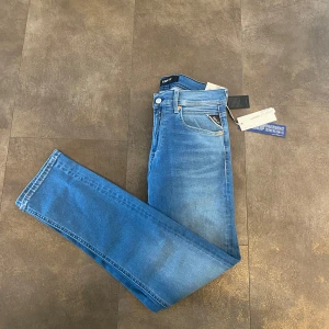 Repley jeans  - Helt nya repley jeans i storlek 28/32! Modell på jeansen är GROVER. Mitt pris 699kr! Hör av er vid frågor och funderingar!
