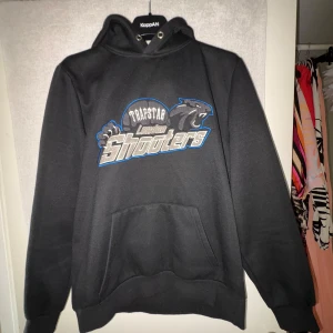 Trapstar hoodie - Tjenare, säljer denna hoodie eftersom jag inte använder den. Tyvärr finns det inga snören på den men allt annat e som det ska, hör av er vid frågor😊