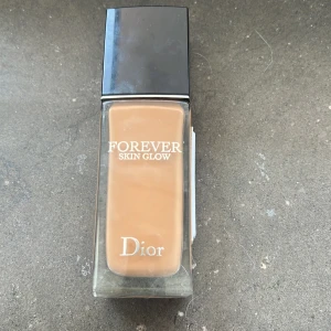 Dior Forever Skin Glow Foundation 4W - Dior Forever Skin Glow 24h Hydrating Radiant Foundation i nyansen 4W. Ger en naturligt glowig finish och återfuktar huden. Kommer i en lyxig glasflaska med svart lock. Perfekt för dig som vill ha en jämn och strålande bas med SPF 20. Använd 1 gång för o testa färg men den passa inte mig. Pris går att diskutera!💕