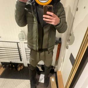 Nike Tech Fleece (Military Green) - Säljer min tech fleece, använd sparsamt, mycket fin och unik.   Tröjan är storlek XS - Passar mig som har M fast sitter Slim och skönt  Byxorna är storlek S - Jag är 178 och de passar perfekt.
